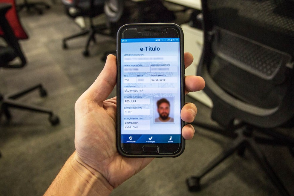 O e-TÃ­tulo pode ser acessado pelo celular apÃ³s download de aplicativo que leva o mesmo nome (Foto: FÃ¡bio Tito/G1)
