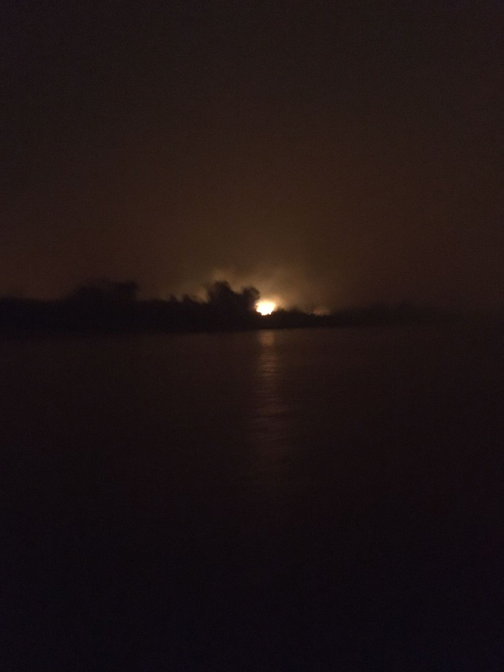 Fogo no horizonte, às margens do rio Paraguai — Foto: Corpo de Bombeiros/Divulgação