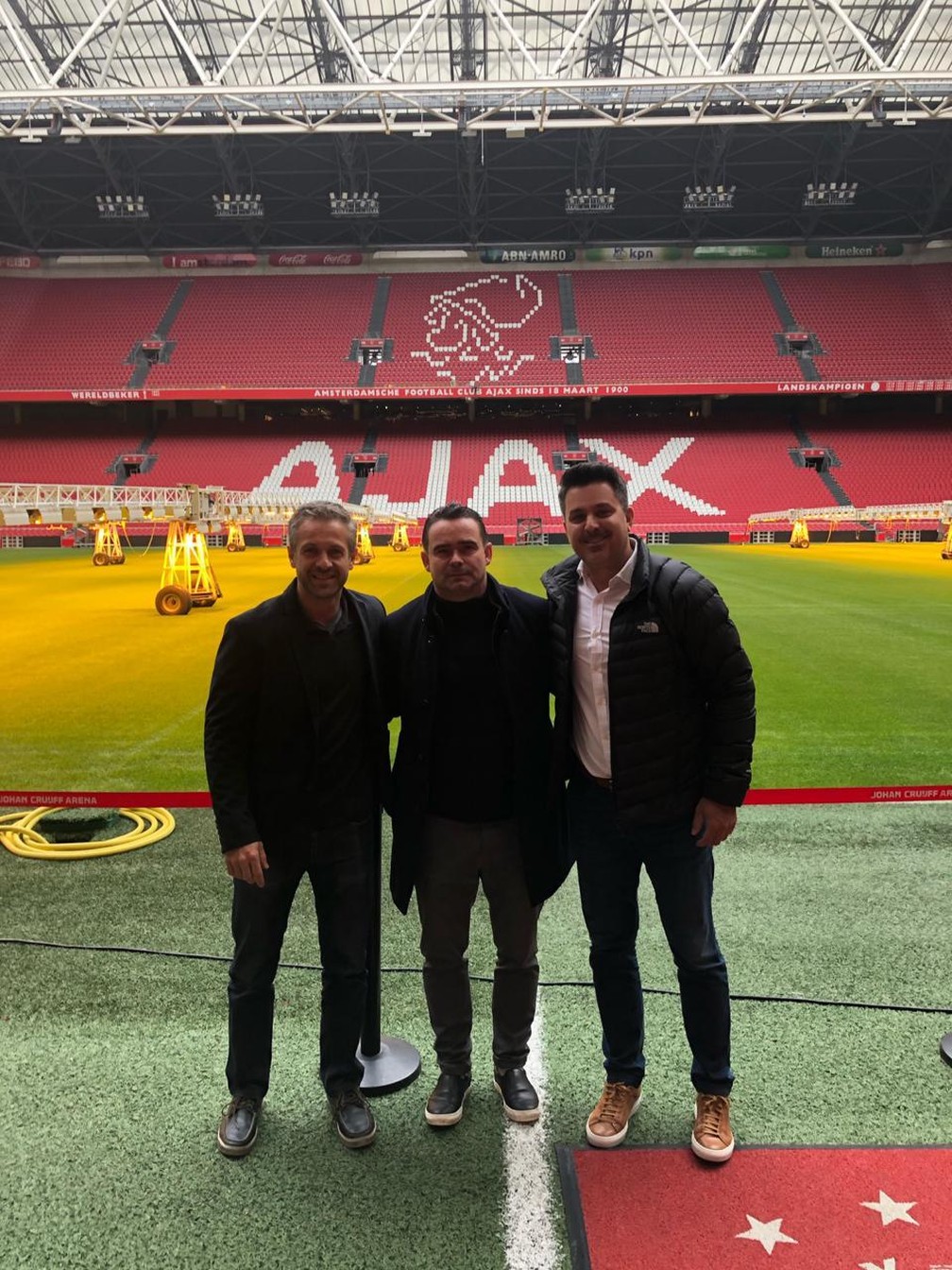 Empresário Junior Pedroso (direita) ao lado de Overmars, diretor de futebol do Ajax (centro) — Foto: 4ComM 