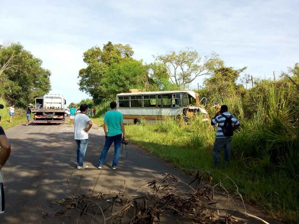 Segundo PM, ônibus bateu em um trator — Foto: Cedida/Tales Garatelli Rombi