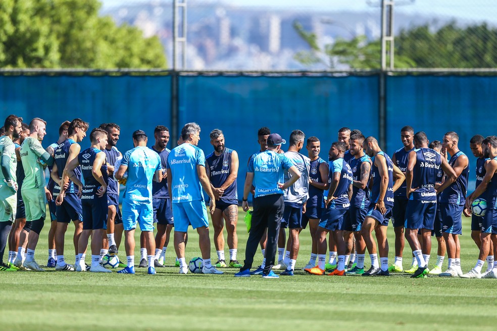 Renato conversa com grupo gremista — Foto: Lucas Uebel/Grêmio