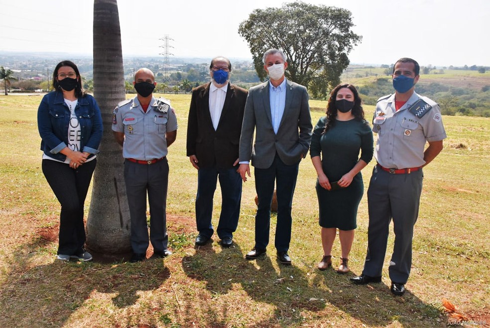 Representantes da Unicamp e dos Bombeiros em área que receberá quartel-sede — Foto: João Maques/Unicamp