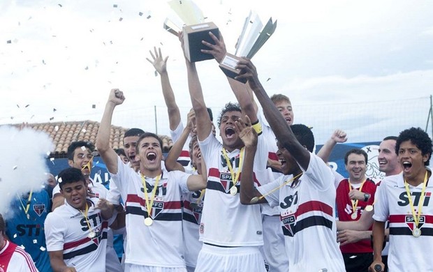 São Paulo supera Fla e jogará torneio sub-17 com Barça, Ajax e Bayern
