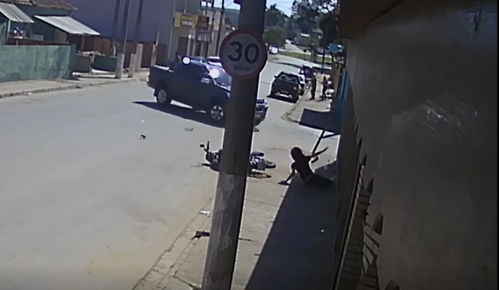 Motociclista &eacute; atingida por caminhonete em convers&atilde;o &mdash; Foto: Reprodu&ccedil;&atilde;o/Circuito de Seguran&ccedil;a