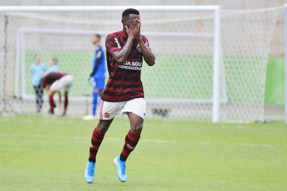 Yuri Cesar se emocionou após abrir o placar para o Flamengo — Foto: Fernando Madeira