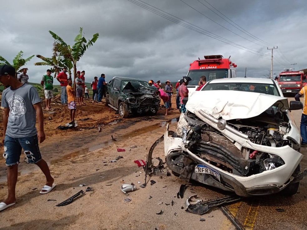 Homem morre em acidente com três carros na AL-105, em Porto Calvo — Foto: Corpo de Bombeiros de Alagoas