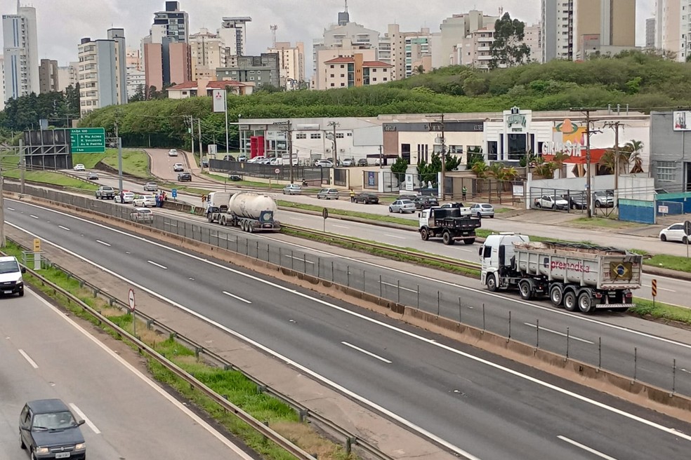 Policiais foram ao local e liberaram a via em Sorocaba — Foto: Arquivo Pessoal