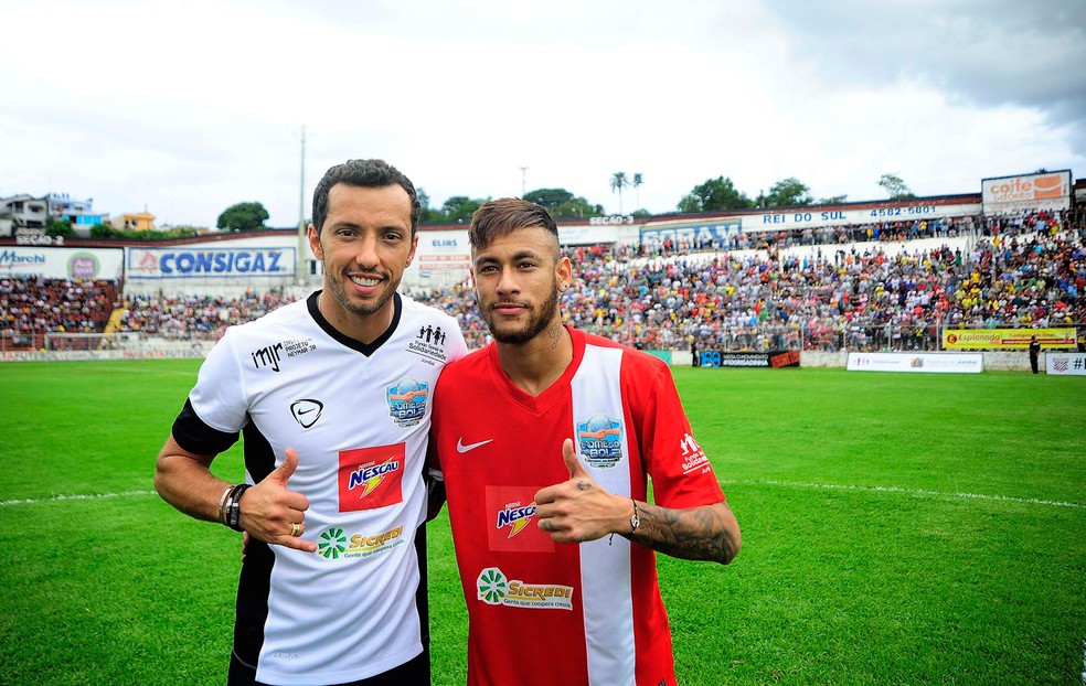 Neymar participou da partida beneficente promovida por Nenê em 2015 (Foto: Marcos Ribolli)