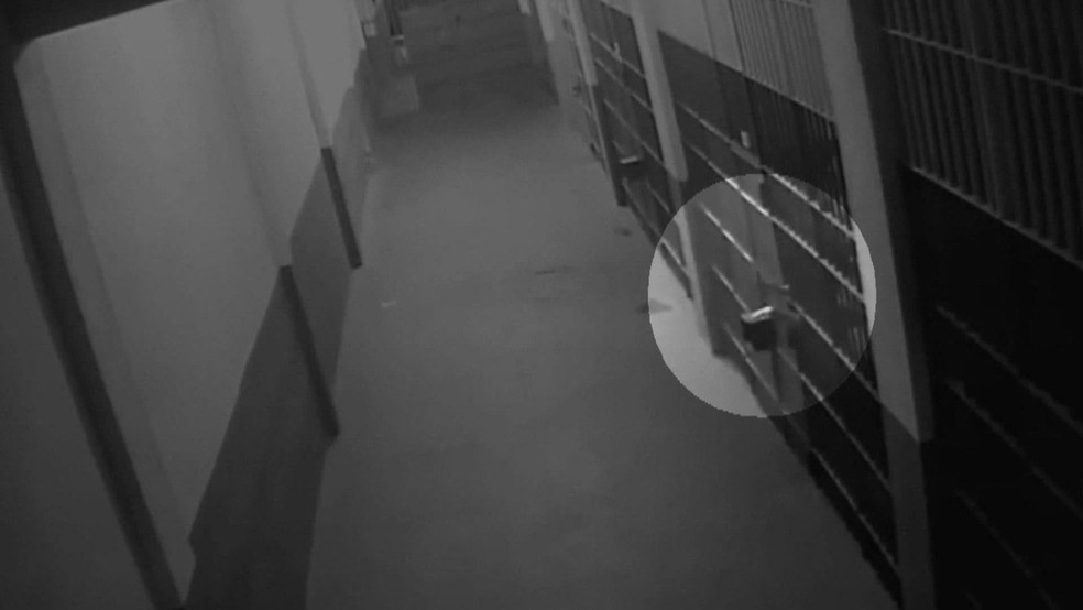 Imagem mostra o momento em que Garotinho bate palmas para chamar agentes penitenciários (Foto: Reprodução/TV Globo)