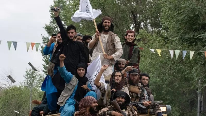 Homens no Afeganistão comemoram o primeiro aniversário da tomada do poder pelo Talebã (Foto: Getty Images via BBC News)