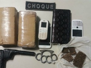Drogas, celular e outros objetos que estavam com os suspeitos (Foto: Divulgação/ BPChoque)