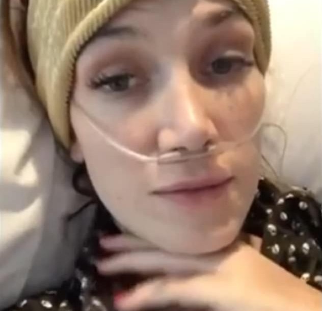 A cantora australiana Delta Goodrem em seu leito hospitalar após perder o movimento da língua (Foto: Instagram)