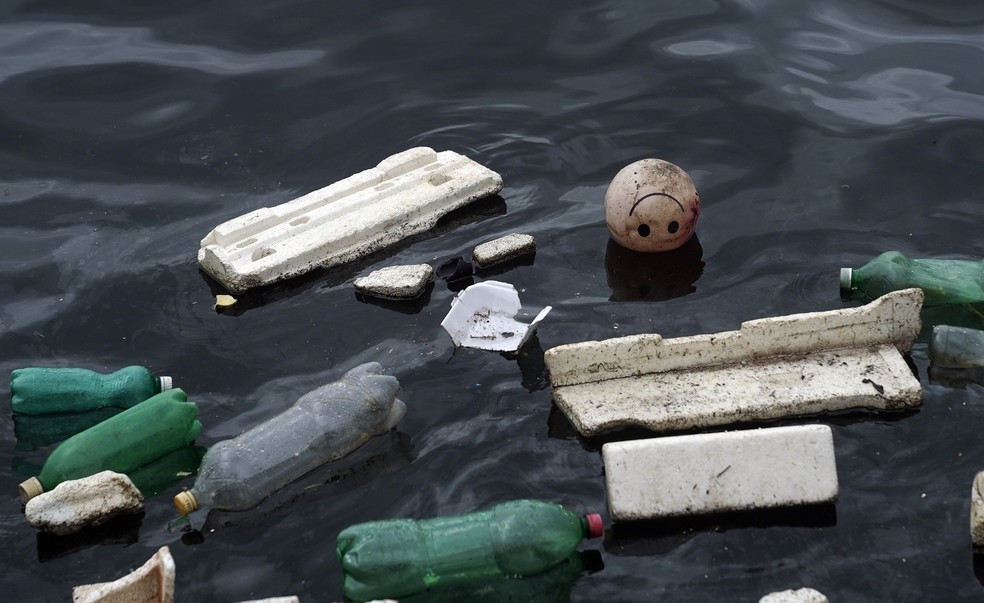 Lixo boia nas águas da Baía de Guanabara, no Rio de Janeiro — Foto: Marcos Serra Lima/G1