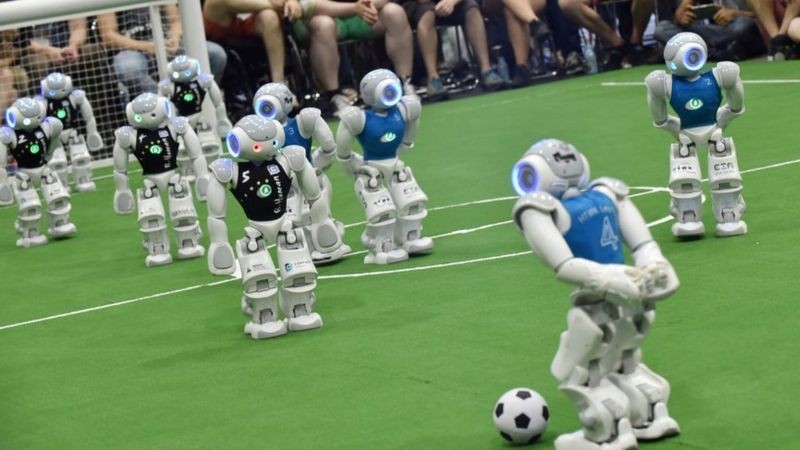 BBC Robôs jogando uma partida de futebol (Foto: Getty Images via BBC)