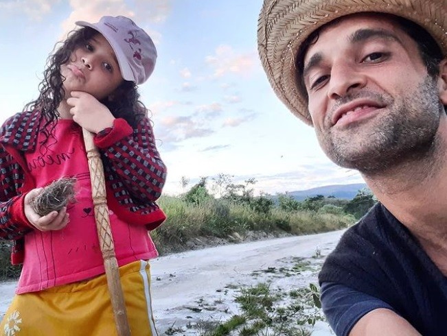 Daniel Ávila e a filha, Flor (Foto: Reprodução Instagram)