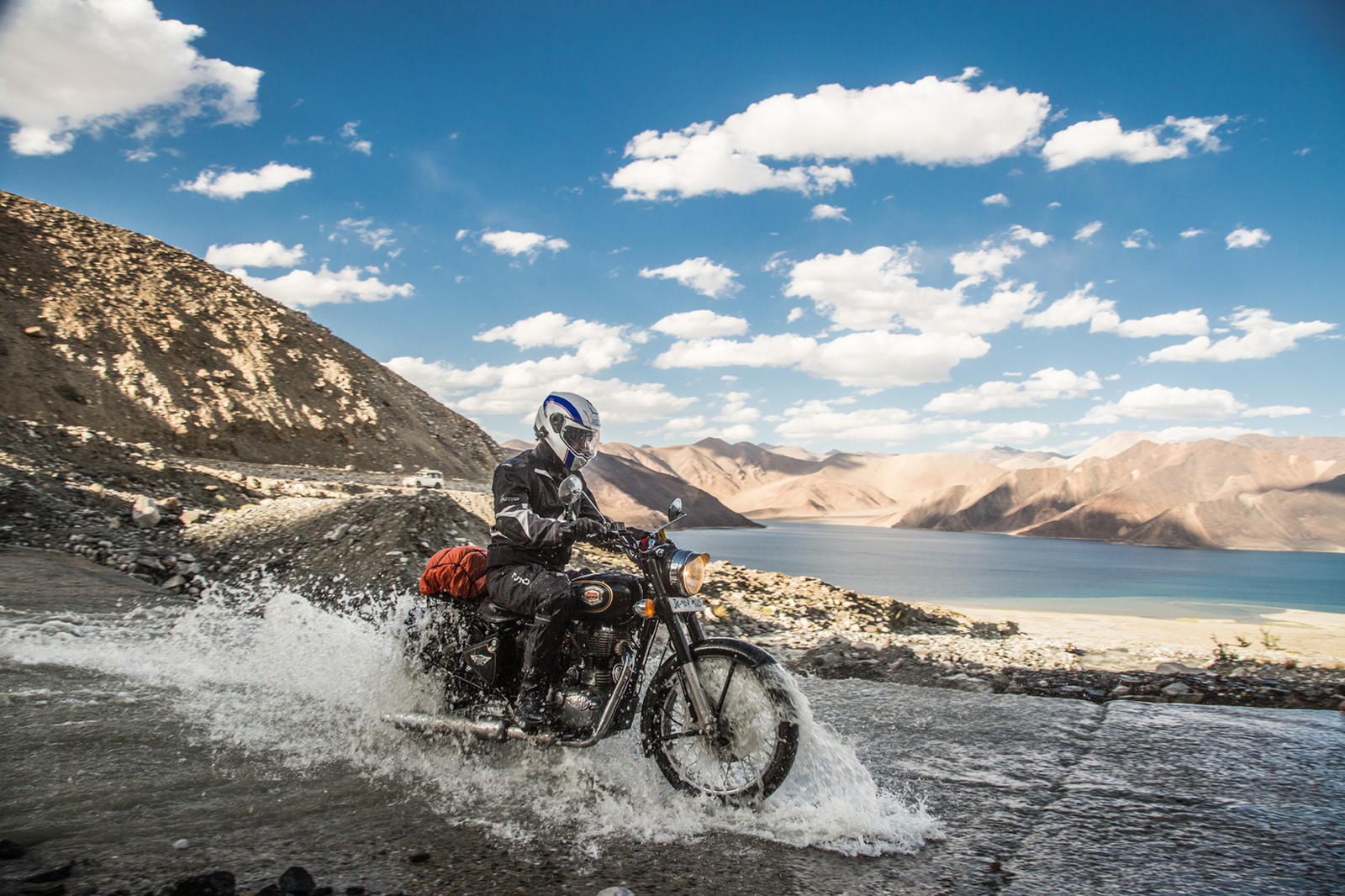 Viagem de moto pelo Himalaia tem travessias difíceis (Foto: Divulgação / Royal Enfield)