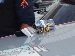 Arma e munições encontrada na casa do idoso preso na Coroa do Meio (Foto: PM/Divulgação)