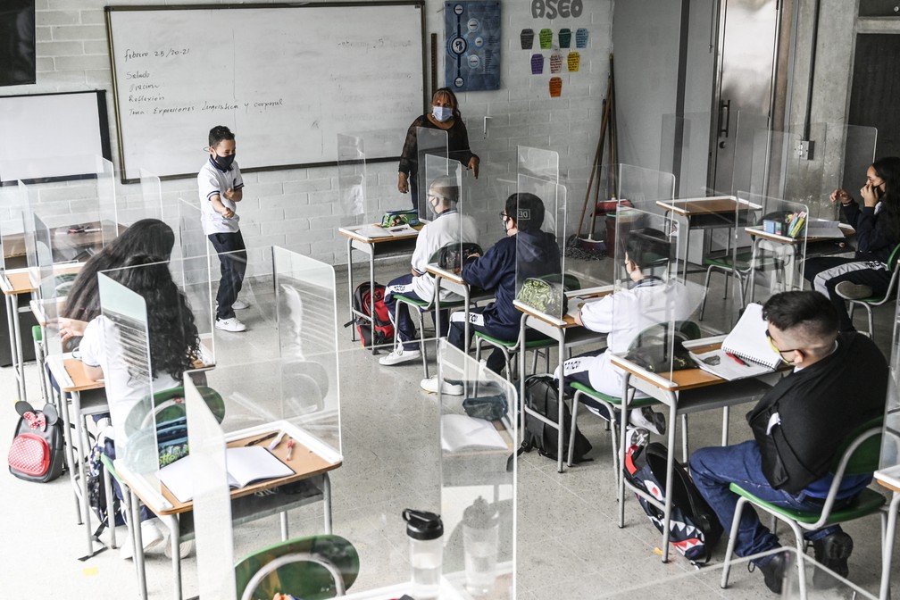 Estudantes têm aula presencial em escola em Itagui, na Colômbia, em meio à pandemia de Covid-19 no dia 25 de fevereiro. — Foto: Joaquin Sarmiento/AFP