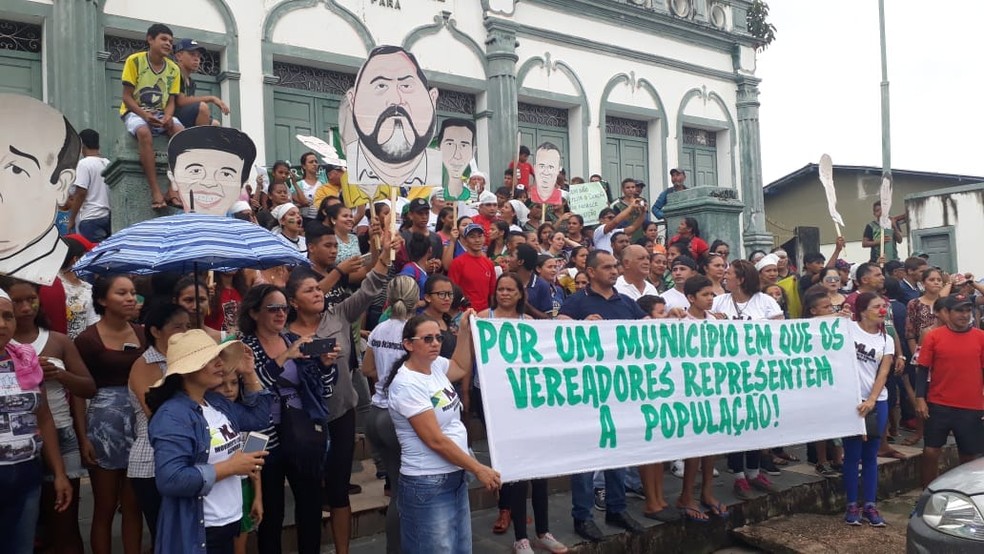 Manifestantes fizeram parada em frente Ã  Prefeitura que estava de portas fechadas (Foto: Ley Ferreira/Arquivo pessoal)