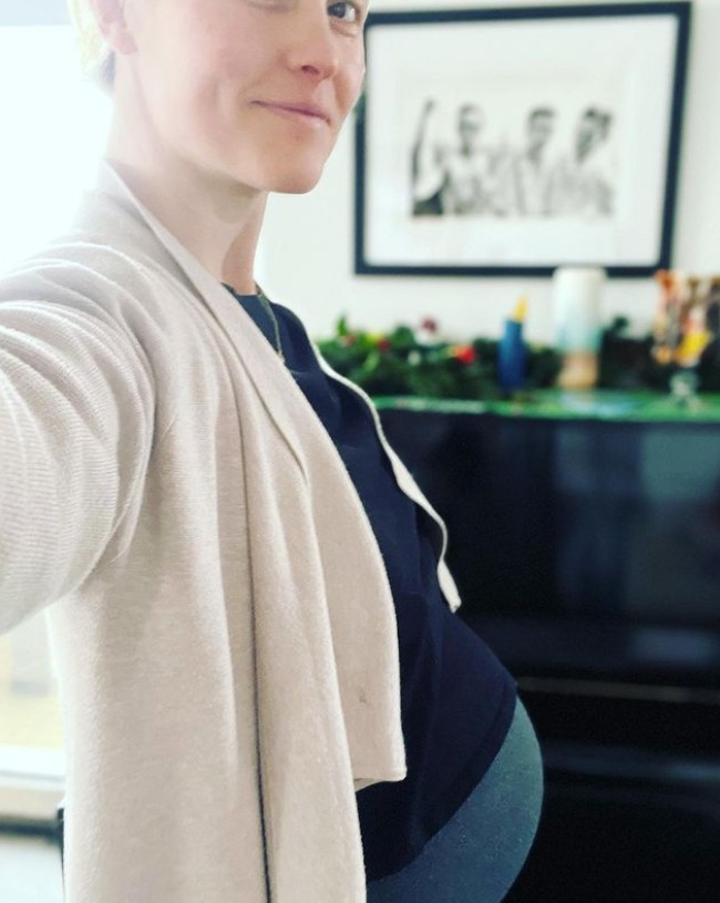 Selfie de Julia Stiles durante a gravidez do segundo filho dela (Foto: Reprodução / Instagram)