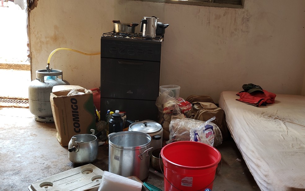Trabalhadores dormiam no mesmo local onde era preparada as refeições, em Jataí  — Foto: Superintendência Regional do Trabalho em Goiás/Divulgação