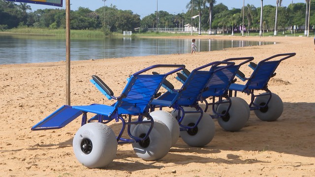 Quatro cadeiras anfíbias possibilitarão que cadeirantes andem pela areia e entrem na água na cidade — Foto: Reprodução/TV Integração