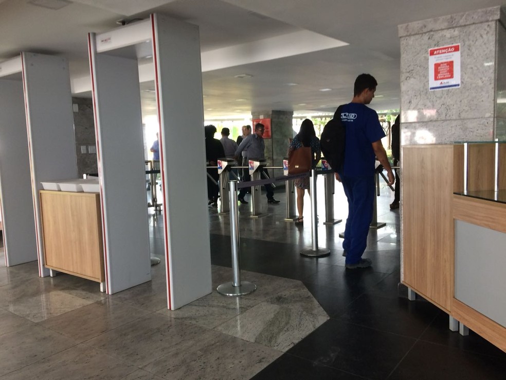 Apenas funcionários tiveram acesso liberado para entrar nos prédios na Alba (Foto: G1/BA)