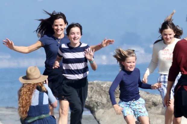 Jennifer Garner com os filhos (Foto: The Grosby Group)