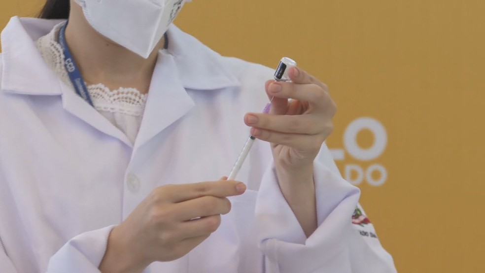 Enfermeira prepara dose de vacina infantil contra a Covid-19 em evento no Hospital das Clínicas, em São Paulo, nesta sexta (14) — Foto: Reprodução/TV Globo