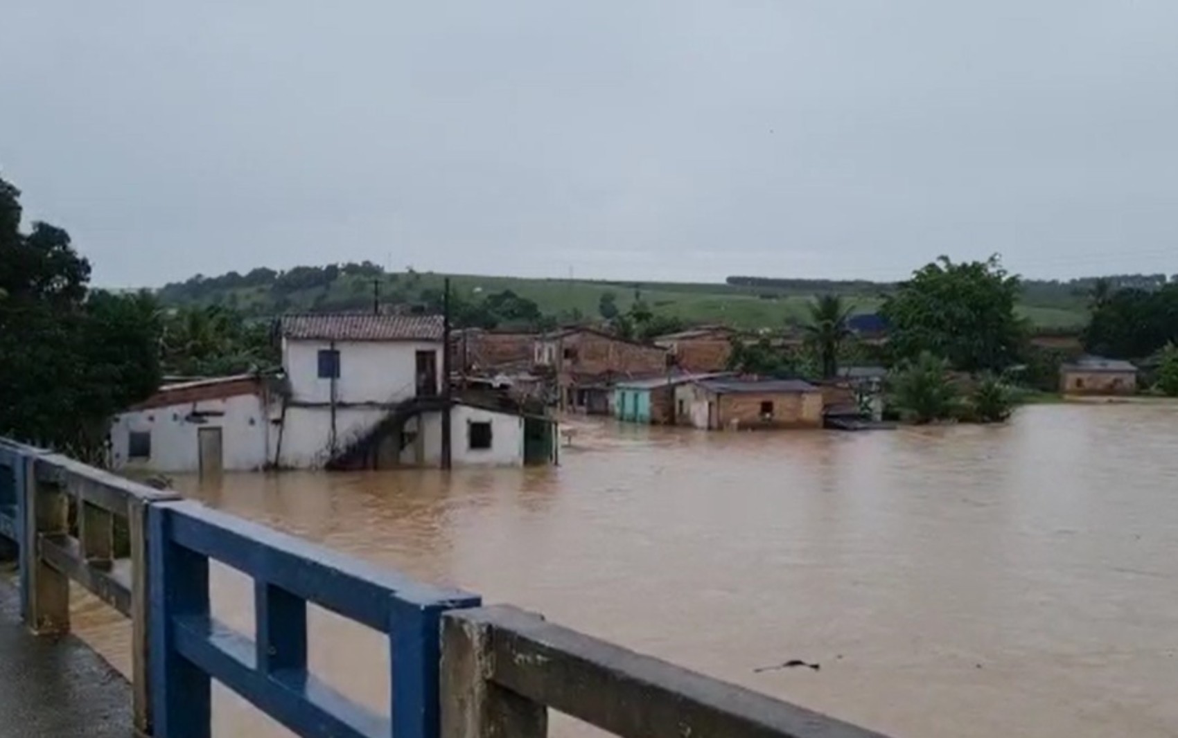 Chuva deixa famílias desabrigadas, pessoas desaparecidas e ruas alagadas em  várias regiões da Bahia | RAÇA LINK