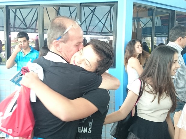 Sílvio Codogno, pai de Renan, abraça o filho na saída da prova (Foto: Marcos Lavezo/G1)