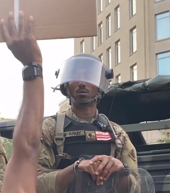 Vídeo de soldado apoiando  manifestação antirracista viraliza na web (Foto: reprodução/instagram)