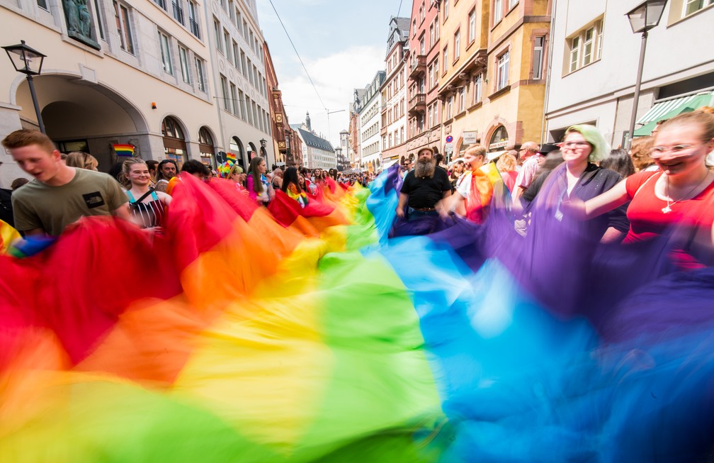 Participantes seguram uma bandeira do arco-íris durante o Christopher Street Day, parada gay anual em Frankfurt, na Alemanha, no dia 20 de julho. — Foto: Andreas Arnold/dpa/AFP
