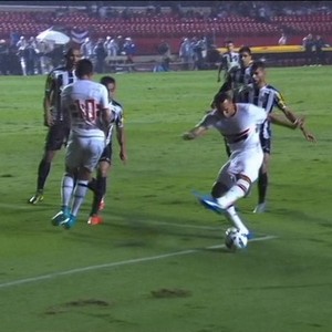 Luis Fabiano fura voleio, perde chance clara de gol e leva o lance mais bizarro