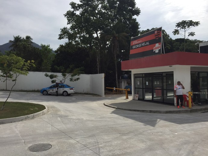 Viatura da polícia protege entrada na reapresentação do Flamengo