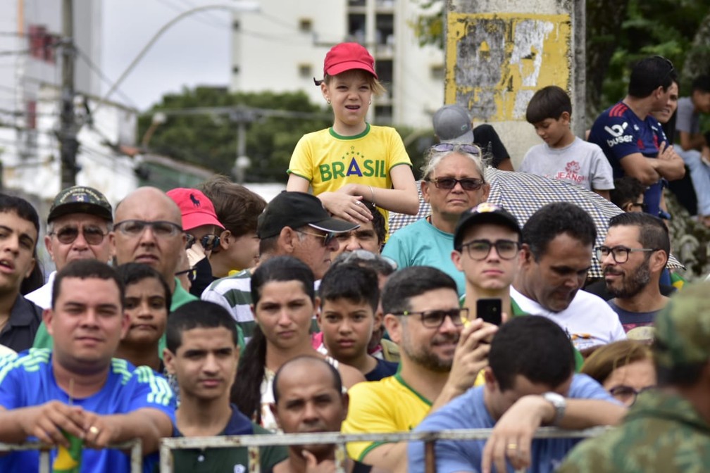 PÃºblico se juntou na Avenida Prudente de Morais, em Natal, para ver o desfile de 7 de Setembro â€” Foto: Pedro Vitorino