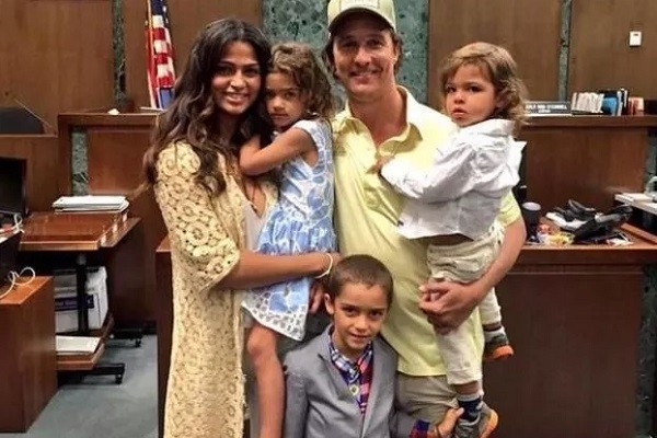 O ator Matthew McConaughey com a modelo Camila Alves e seus três filhos (Foto: Instagram)