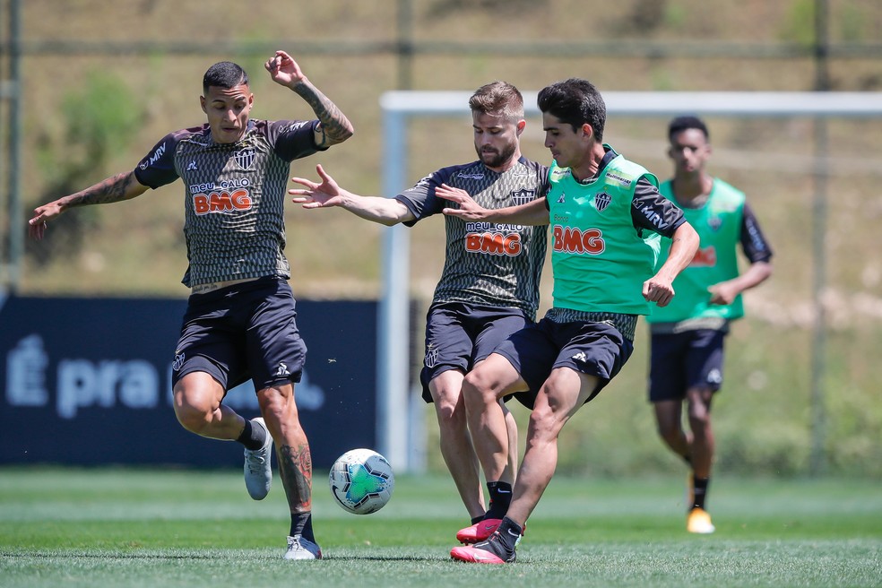 Guilherme Arana, Sasha e Gustavo Blanco em treino do Atlético-MG — Foto: Bruno Cantini/Atlético-MG