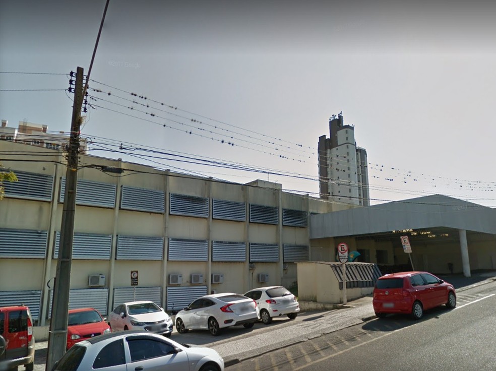 Centro cirúrgico de hospital municipal é fechado por problemas de estrutura em Ponta Grossa — Foto: Reprodução/Street View