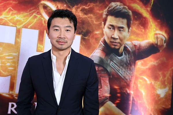 O ator Simu Liu em evento de lançamento de Shang-Chi e a Lenda dos Dez Anéis (2021) (Foto: Getty Images)