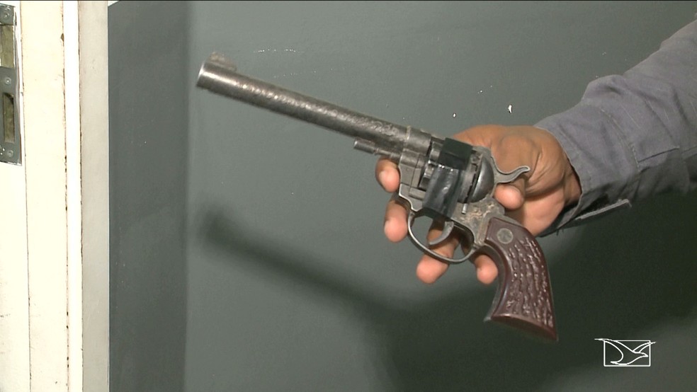 Arma de brinquedo utilizada no assalto ao eletricista no bairro SÃ£o Francisco, segundo a PolÃ­cia Militar. (Foto: ReproduÃ§Ã£o/TV Mirante)