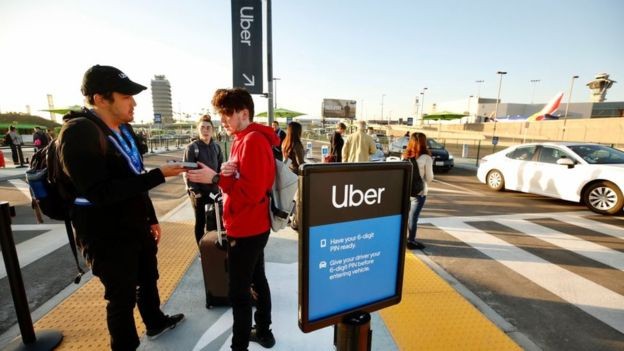 BBC - A revolução do Uber foi finalmente ter eliminado o intermediário no mundo do táxi, o que reduziu os custos de transporte (Foto: Getty Images via BBC News)