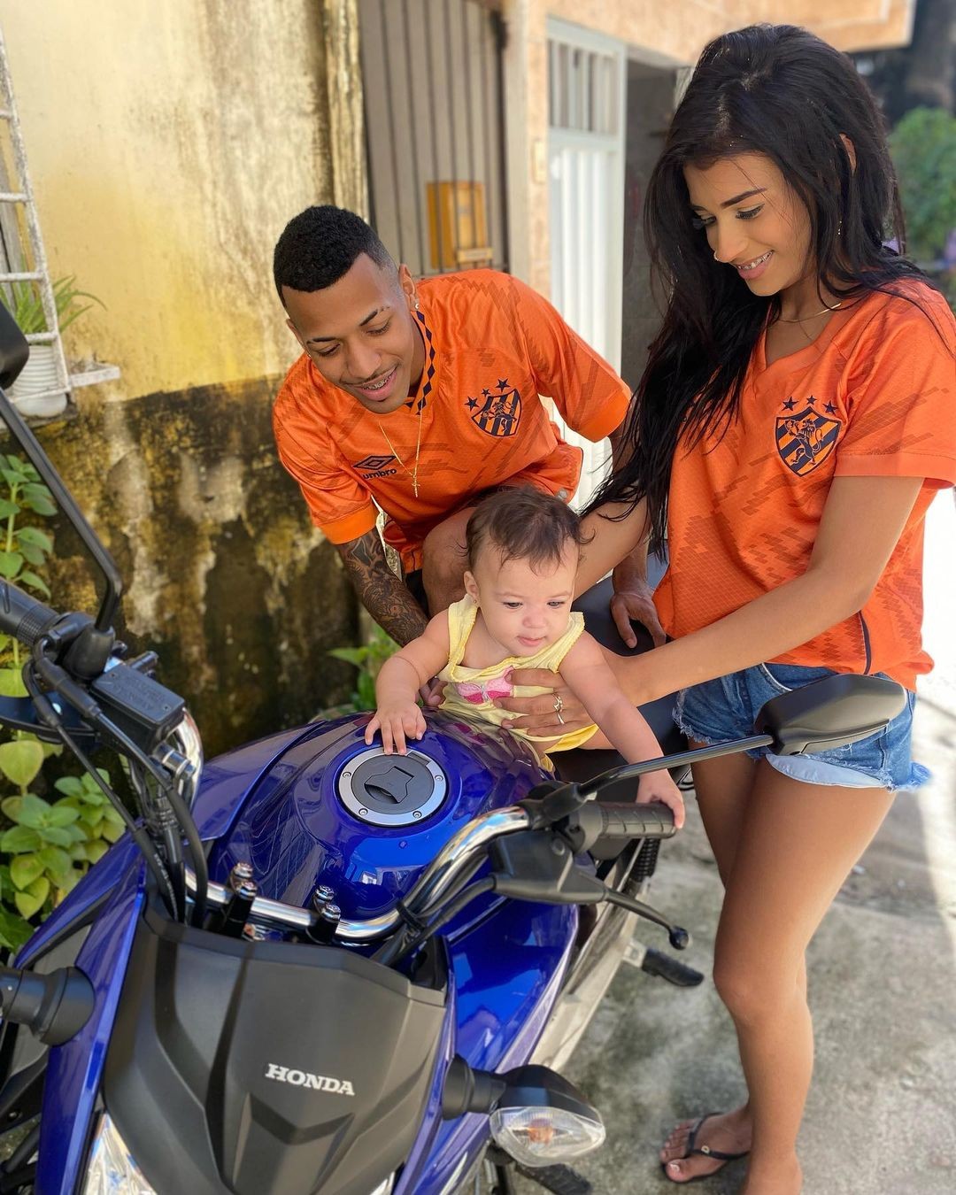 Jadson Neiff com a filha, Aylla Sophie, e a mulher, Dayana Araujo (Foto: Reprodução Instagram)