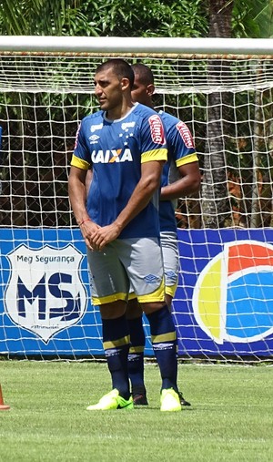 Remédio para a falta de gols: Mano faz treino para testar Ábila e Sobis juntos