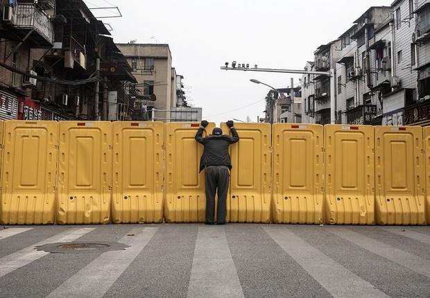 Barreira em Wuhan feita para demarcar área de quarentena (Foto: Getty Images)