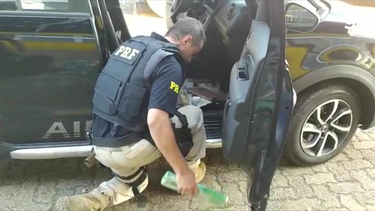 VÍDEO: PRF apreende drogas escondidas em carro na BR-251; casal foi preso