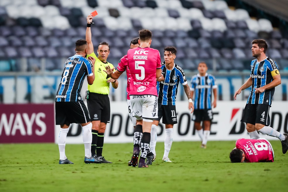 Após sair na frente, Grêmio paga por erros e acaba eliminado da Libertadores