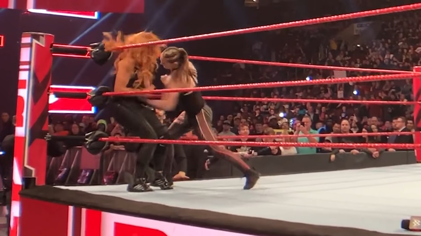 A lutadora Ronda Rousey em ação durante um evento de luta-livre (Foto: YouTube)