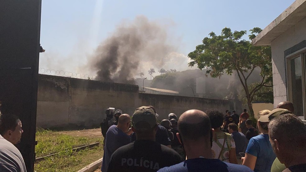 Fumaça é vista no centro de menores Dom Bosco, na Ilha, onde houve uma rebelião — Foto: Reprodução