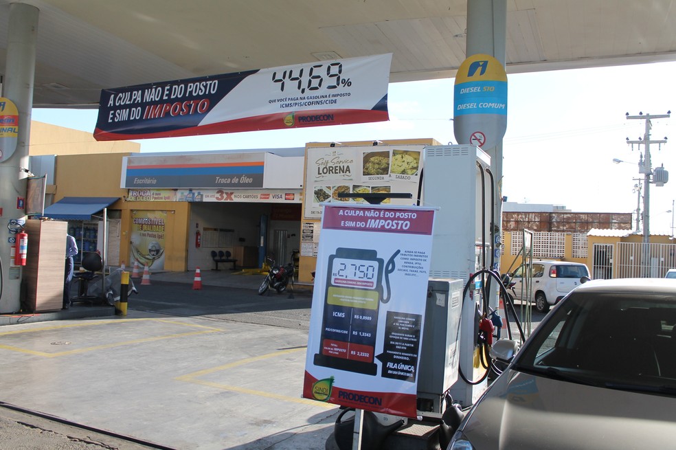 Postos de Petrolina fizeram promoção no preço da gasolina — Foto: Emerson Rocha / G1 Petrolina